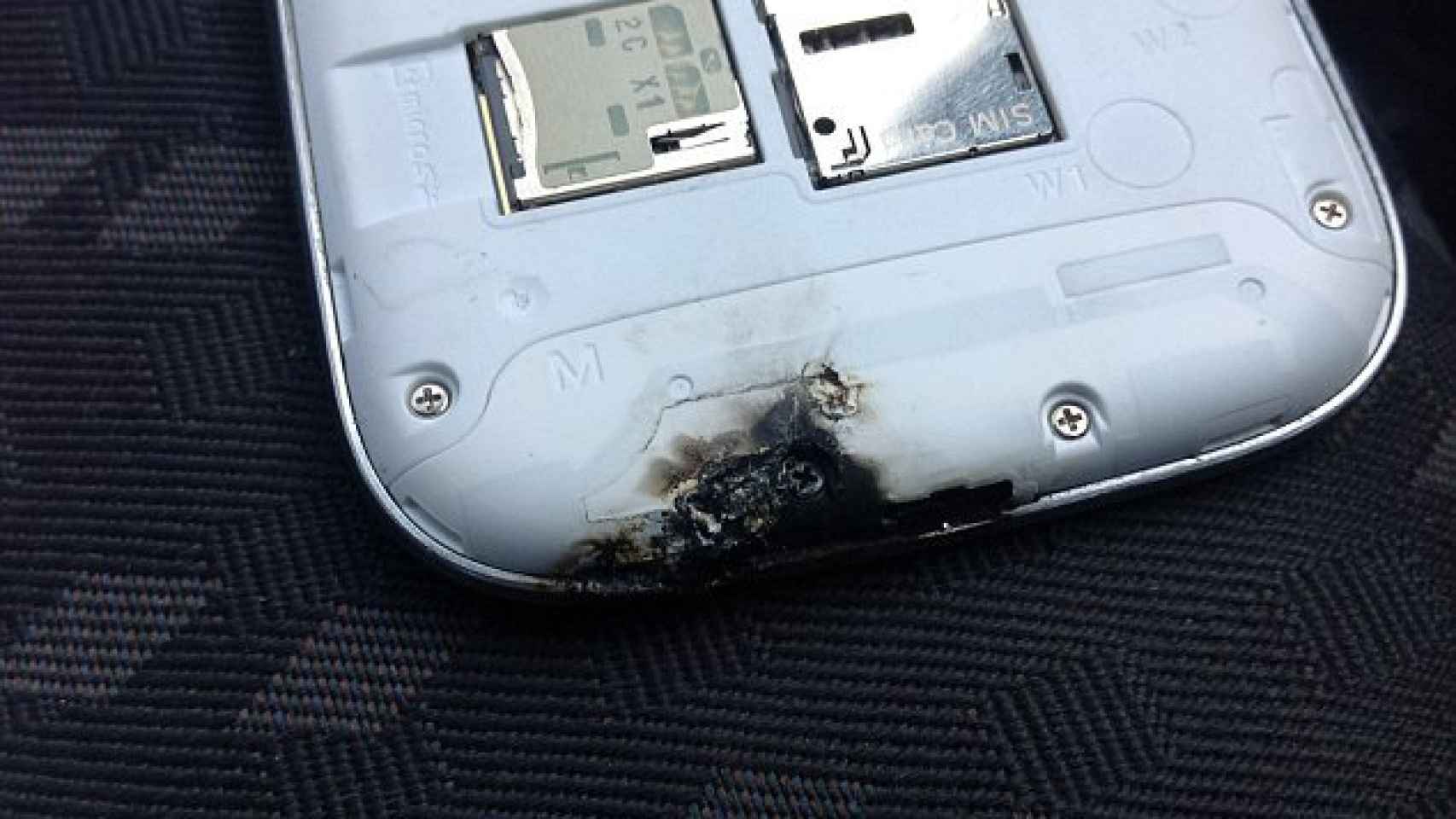 ¿Puede un cargador quemar mi teléfono?