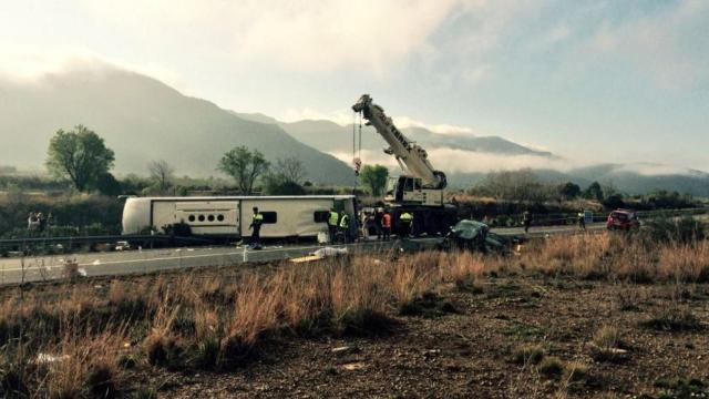 Imagen del autobús volcado en la carretera.