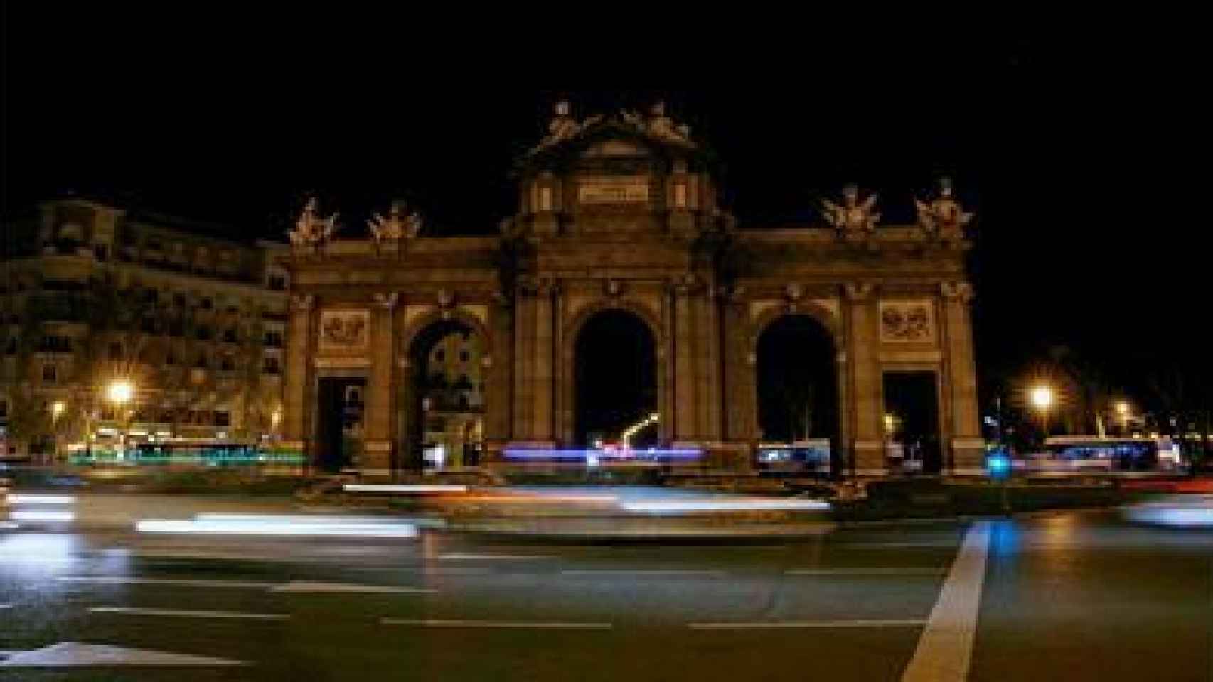 La Puerta de Alcalá de Madrid tras el apagón de 'La Hora del Planeta' en una edición pasada