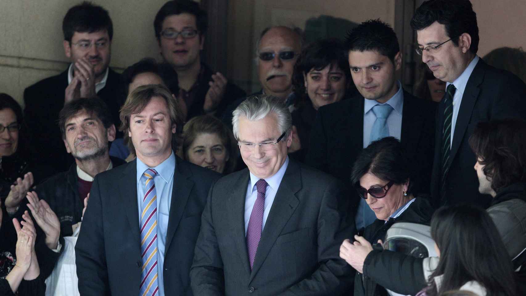 Baltasar Garzón junto al juez Santiago Pedraz en mayo de 2010.