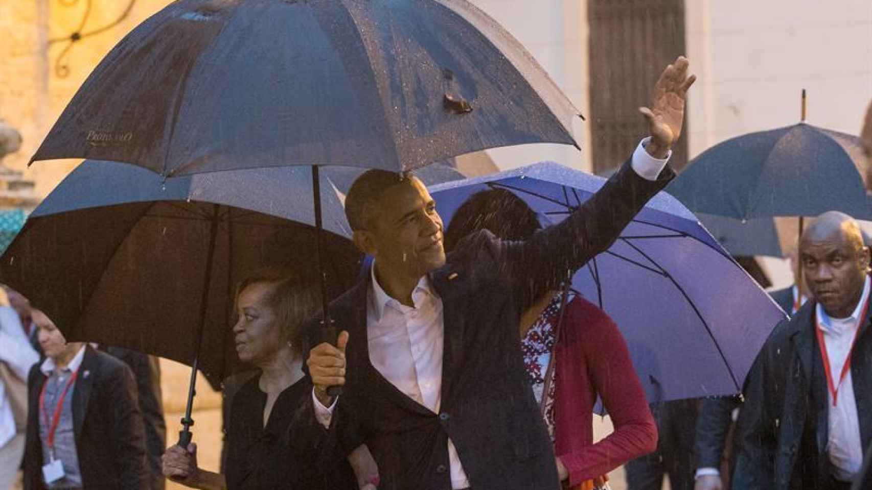 Barack Obama saluda su llegada a la Catedral de La Habana.