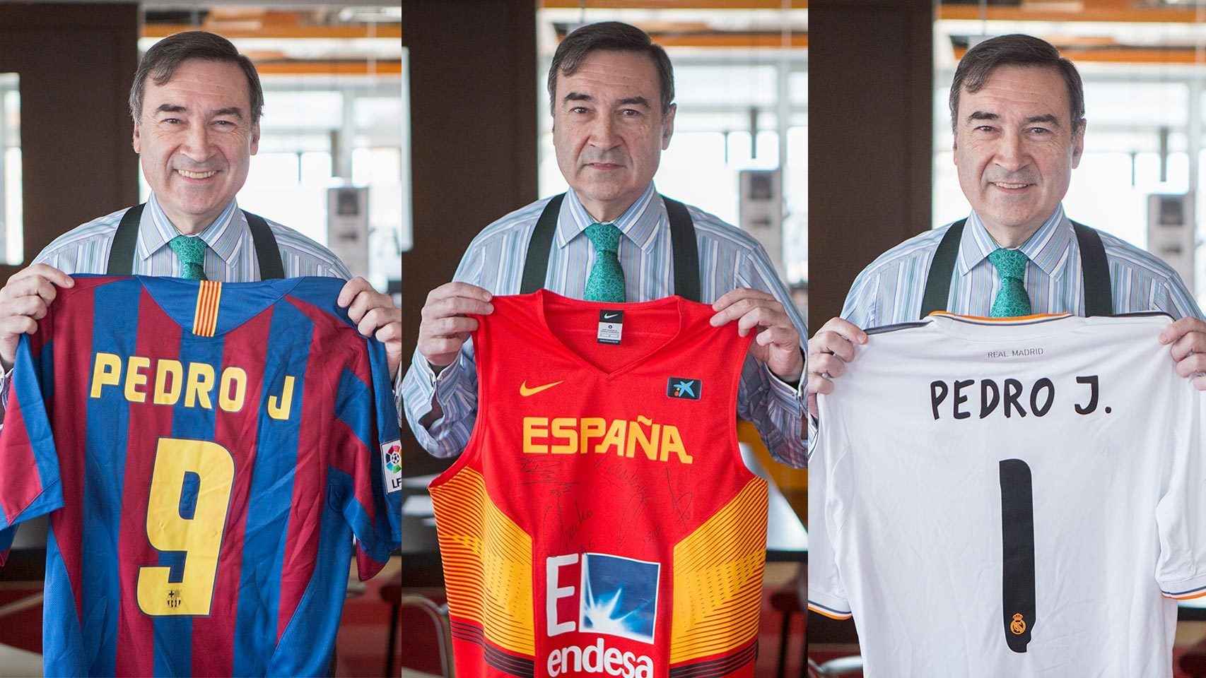 Pedro J. posa con sus camisetas del Barça, de la Selección Española de Baloncesto y del Madrid.