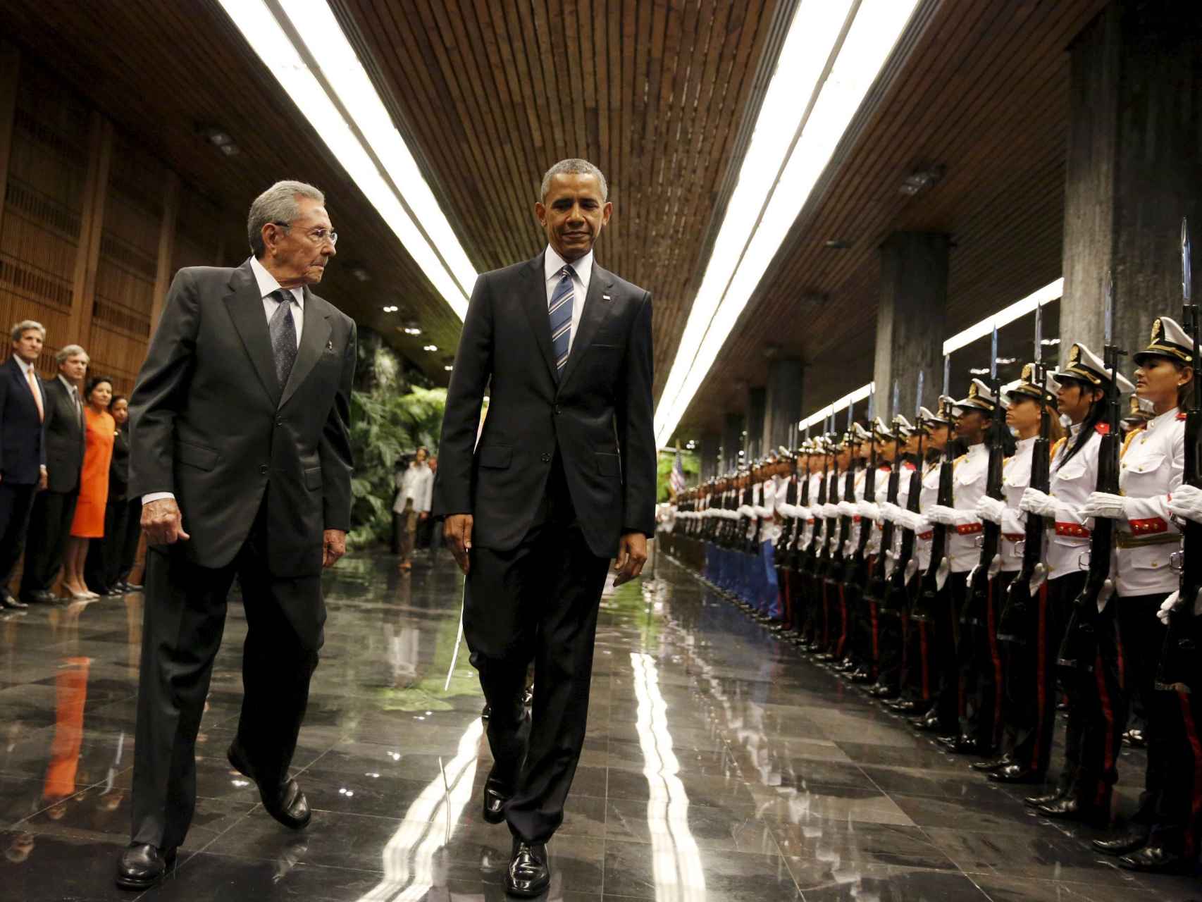 Castro y Obama se reúnen en suelo cubano por primera vez.