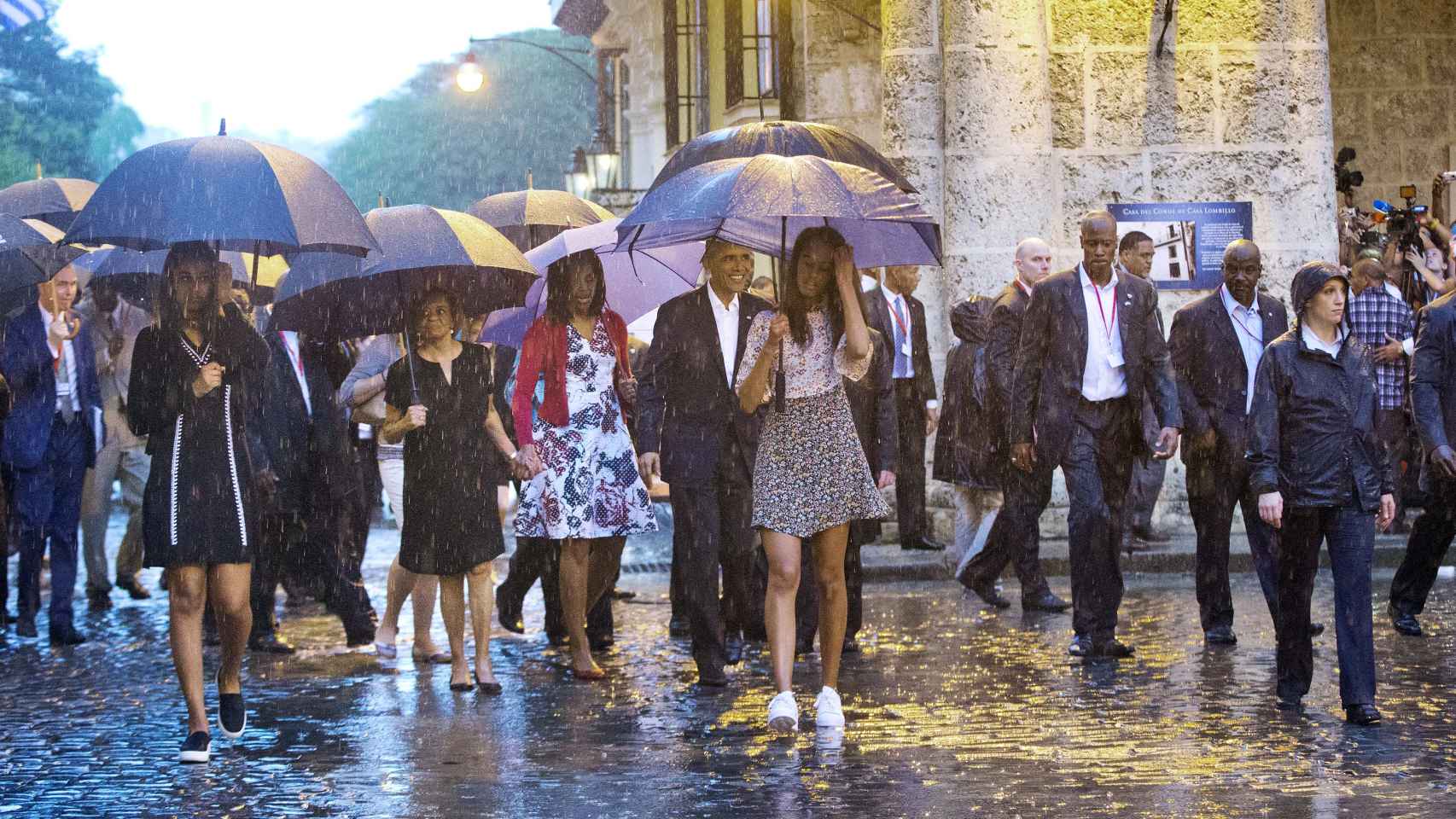La familia Obama a su llegada a La Habana