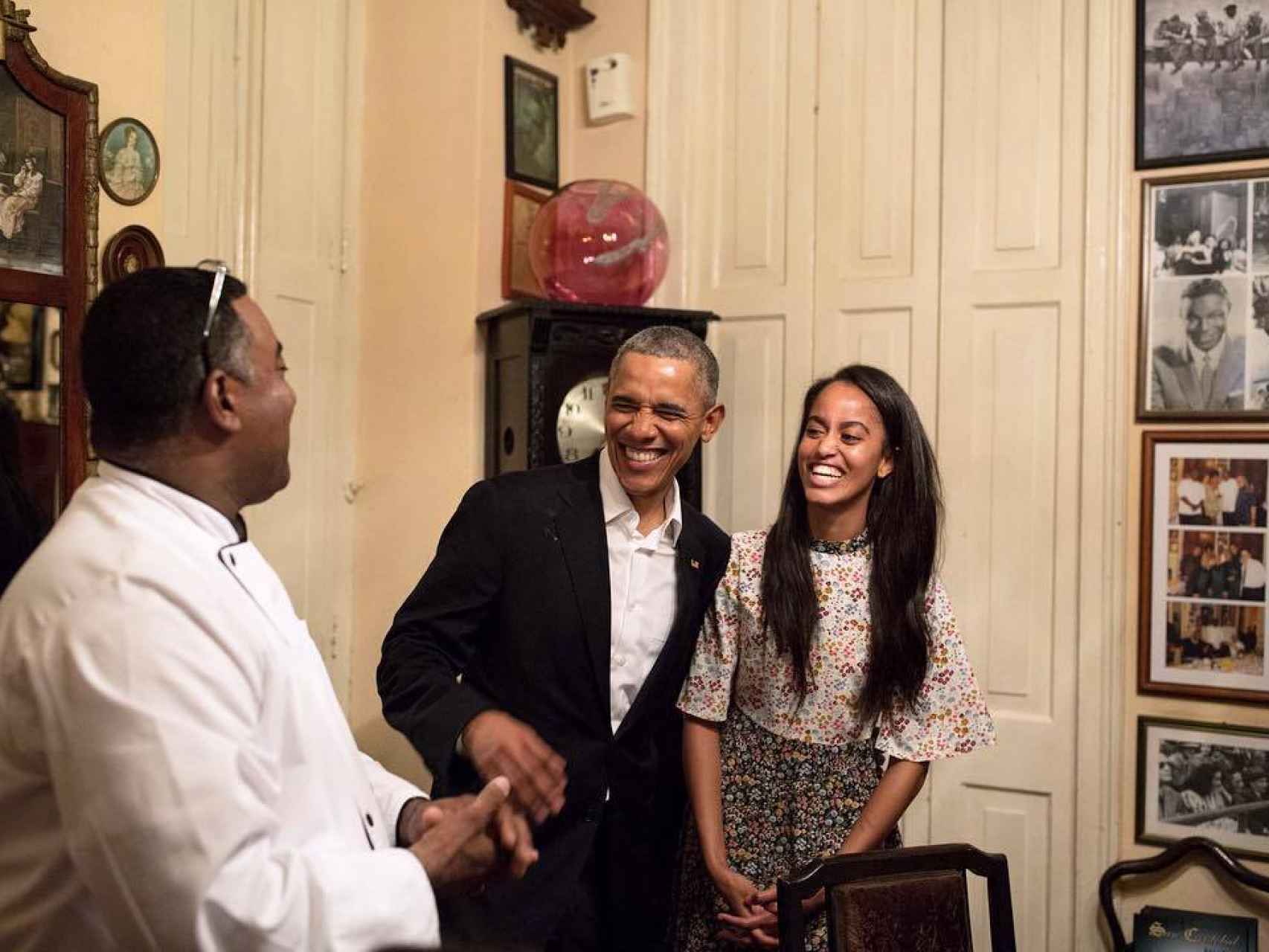 Barack y Malia Obama ríen con el staff del restaurante El Paladar