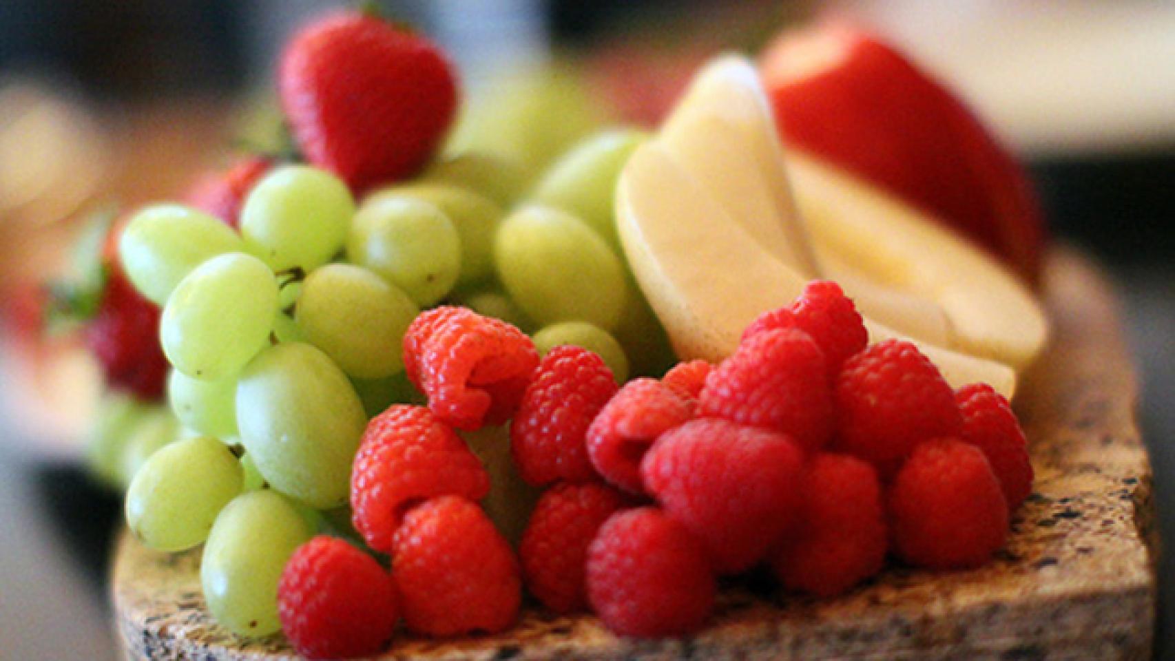 Un plato con distintas frutas.