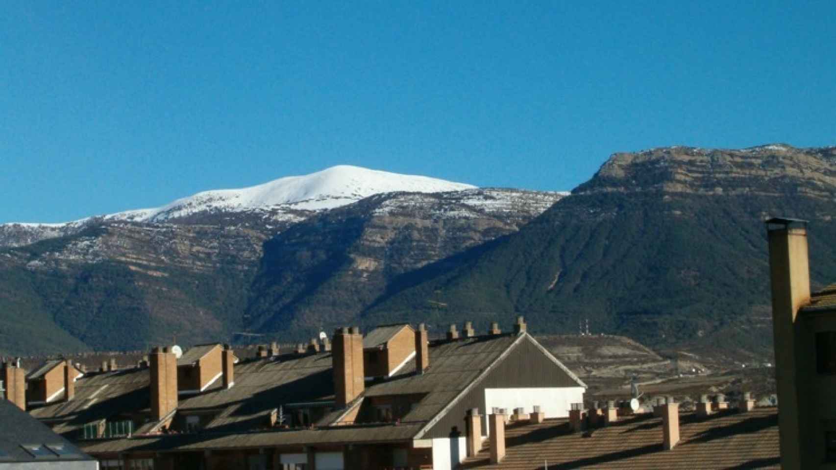 Imagen de algunos tejados de la localidad, al pie de los Pirineos.