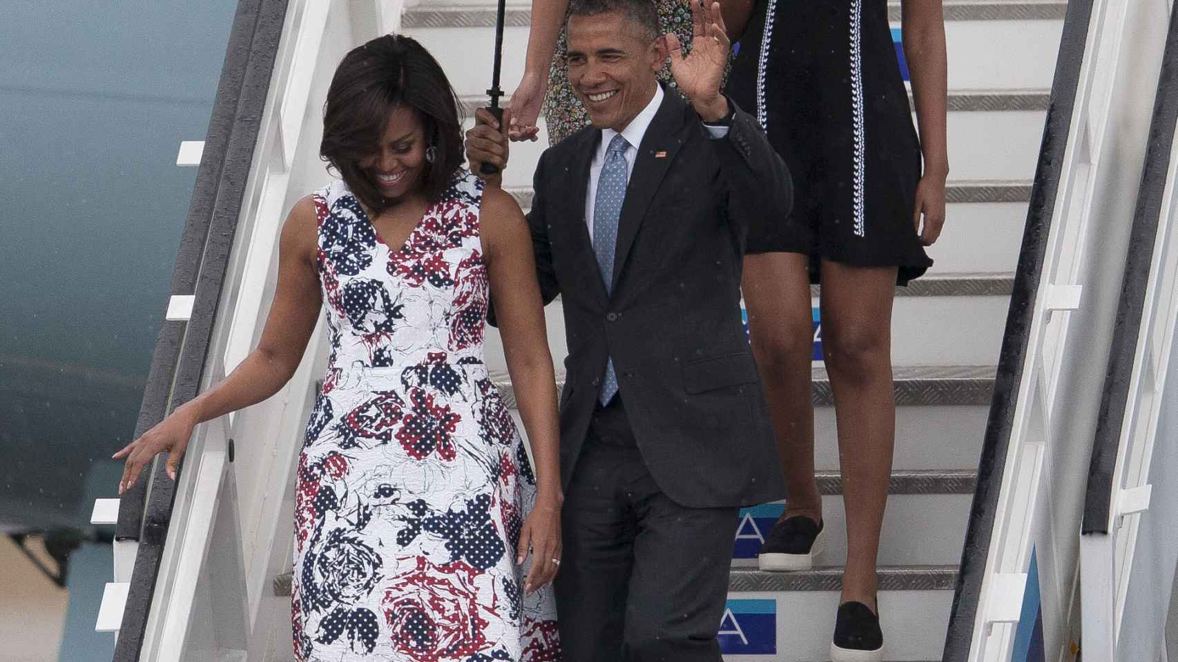 La familia Obama baja del Air Force One durante su visita a Cuba este año