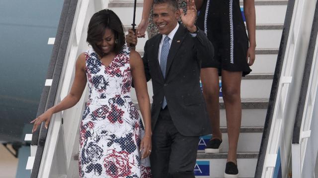 La familia Obama baja del Air Force One durante su visita a Cuba este año