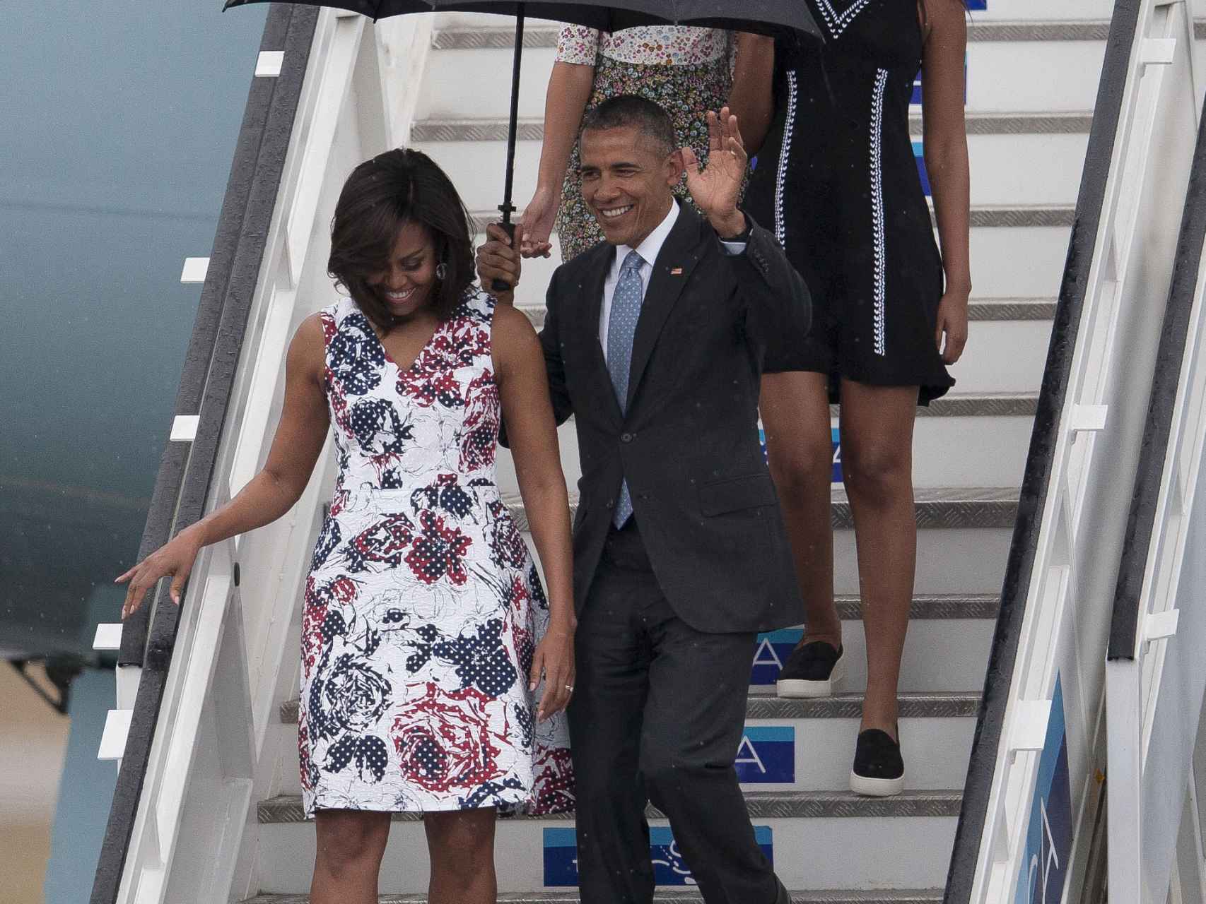La familia Obama baja del Air Force One en Cuba
