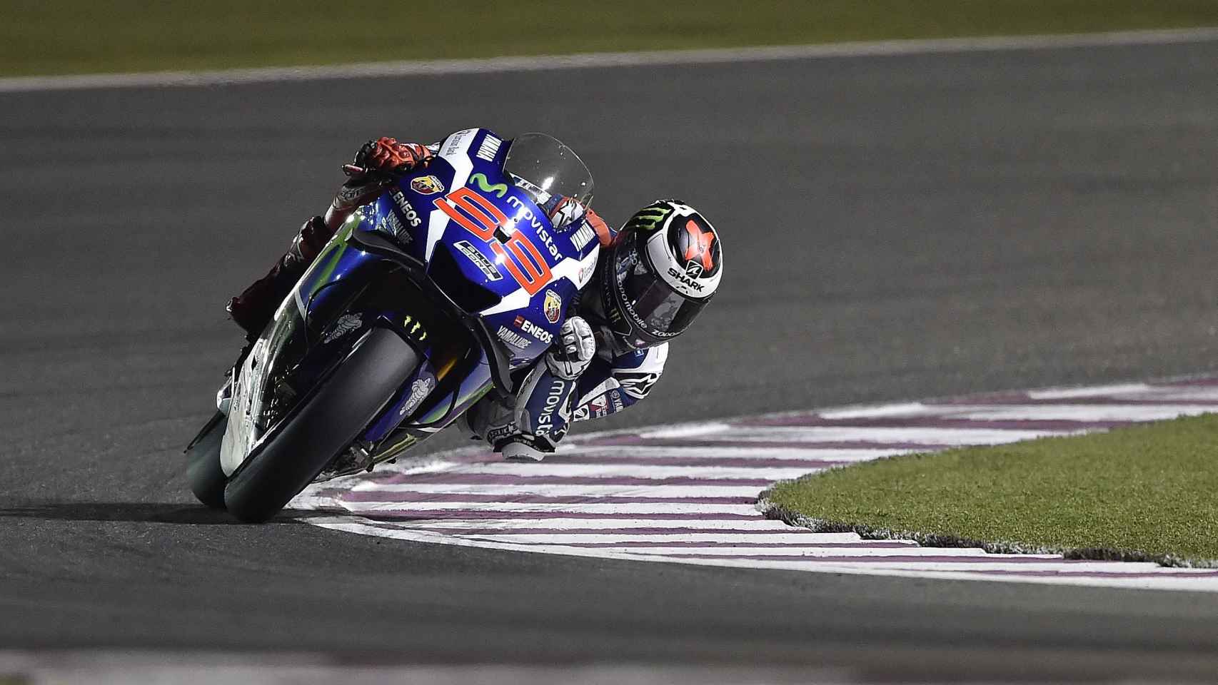 Lorenzo traza un viraje durante la carrera, en el circuito qatarí de Losail.