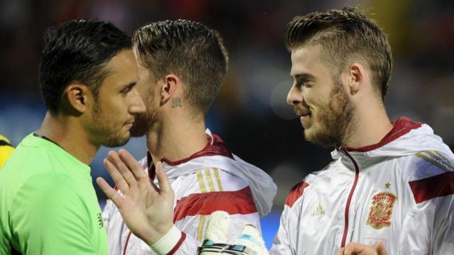 Keylor Navas y de Gea se saludan en un partido entre Costa Rica y España