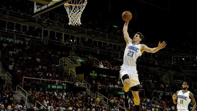 Mario Hezonja, salta para hacer un mate.