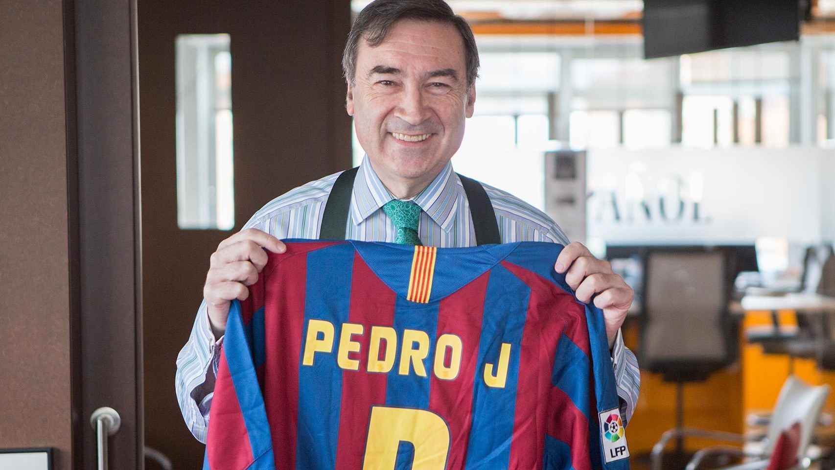 Pedro J. Ramírez posa con la camiseta que le regaló Joan Laporta.