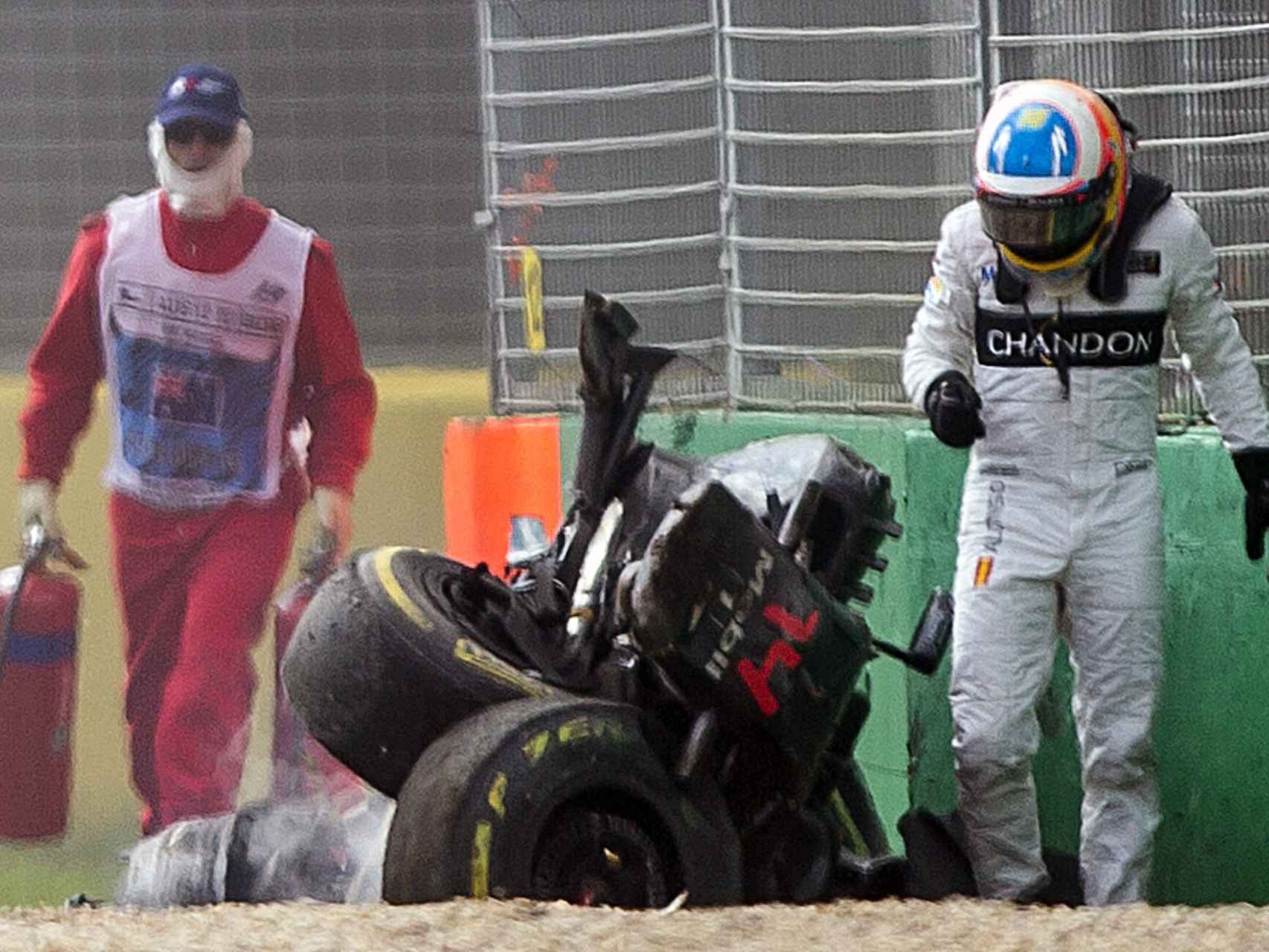 Fernando Alonso sale ileso tras un duro accidente.