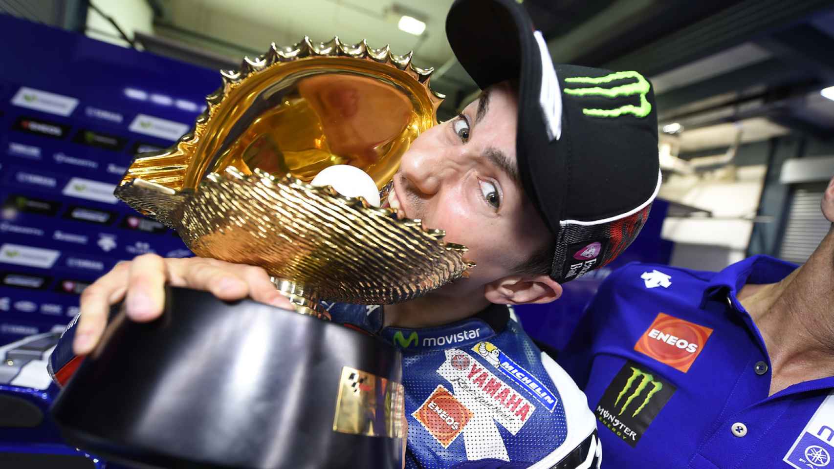 Lorenzo trata de morder el trofeo que le acredita como ganador del GP de Qatar.