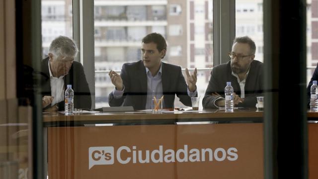 Albert Rivera flanqueado por Matías Alonso y Juan Carlos Girauta.