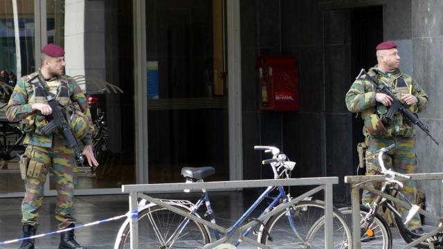 Dos soldados montan guardia a las puertas del metro en Bruselas.