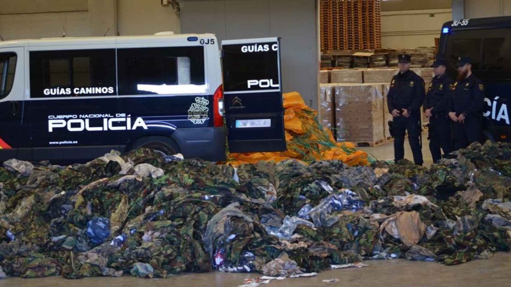 Uniformes interceptados por la Policía Nacional en un contenedor el pasado mes de marzo.