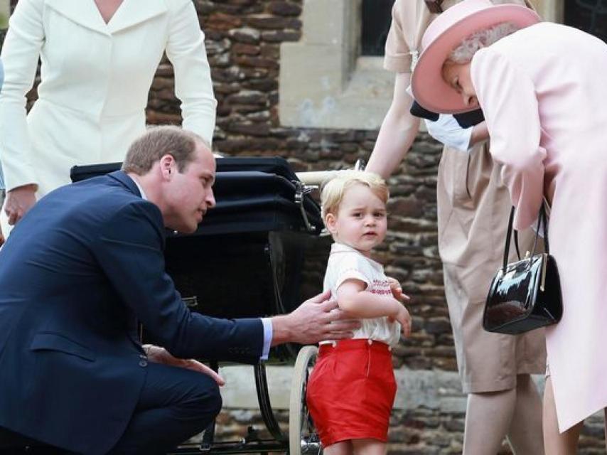 El príncipe William y George con Isabel II en el bautizo de Charlotte