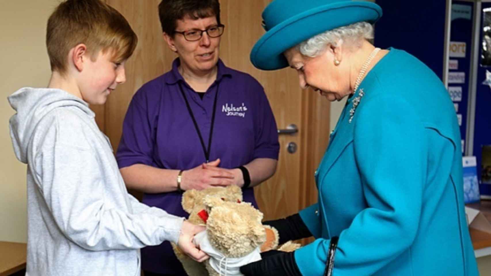 Isabel II recibe dos osos de juguete para George y Charlotte en el hospìtal de Norfolk