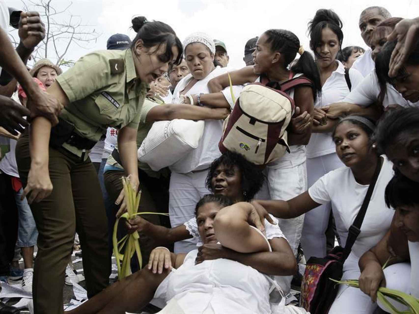 Miembros de las Damas de Blanco son arrestadas por la Policía/Jeffrey Arguedas/EFE