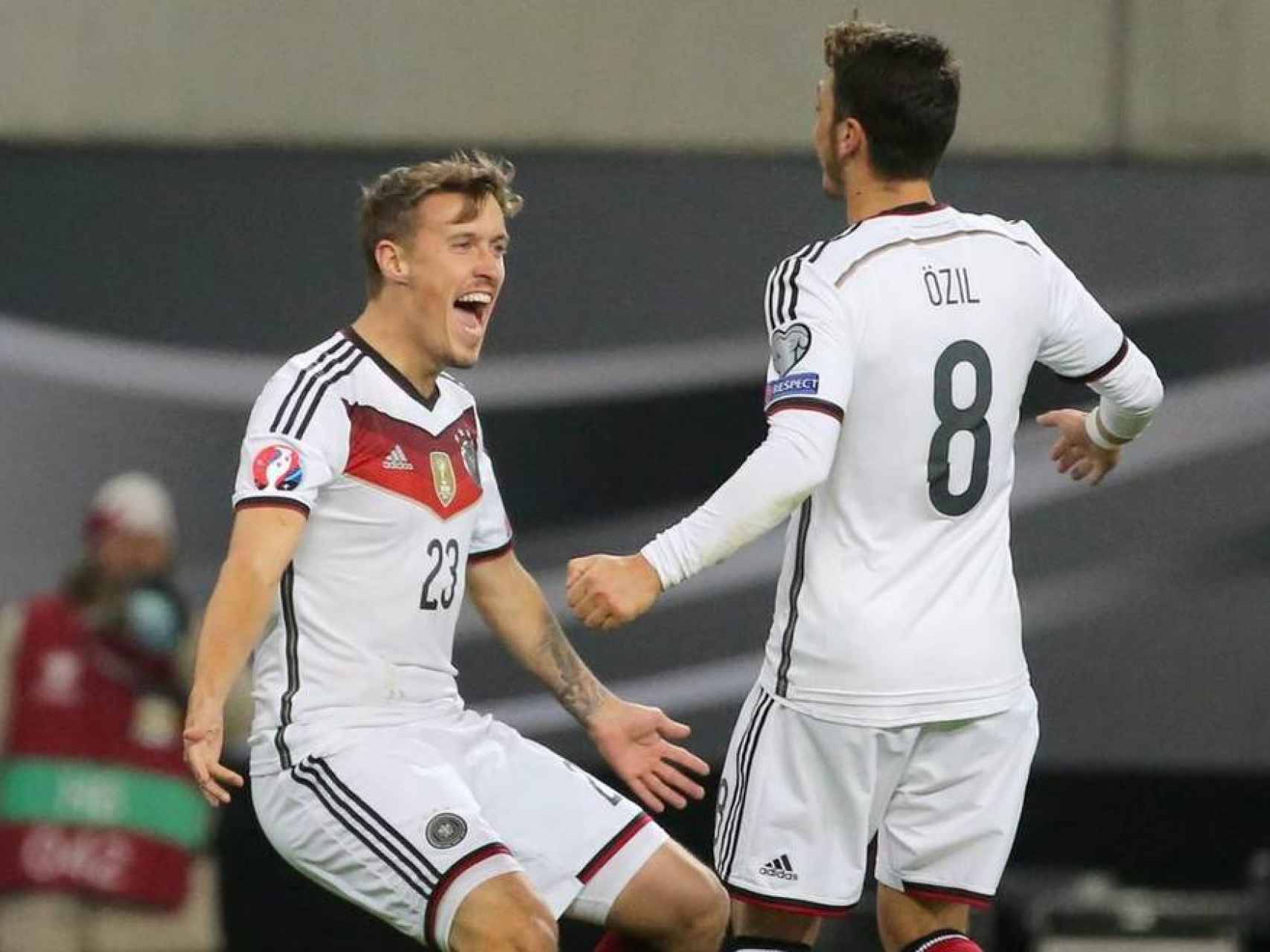 Max Kruse celebra un gol junto a Özil.