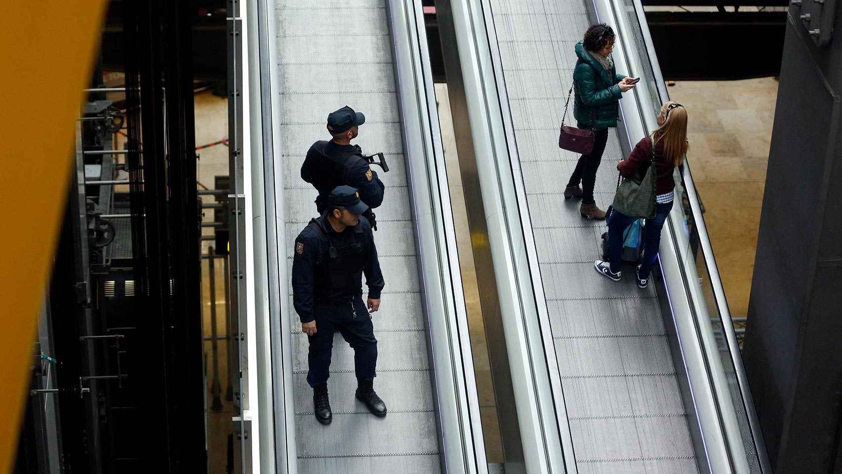Agentes de Policía patrullan en el aeropuerto de Madrid.