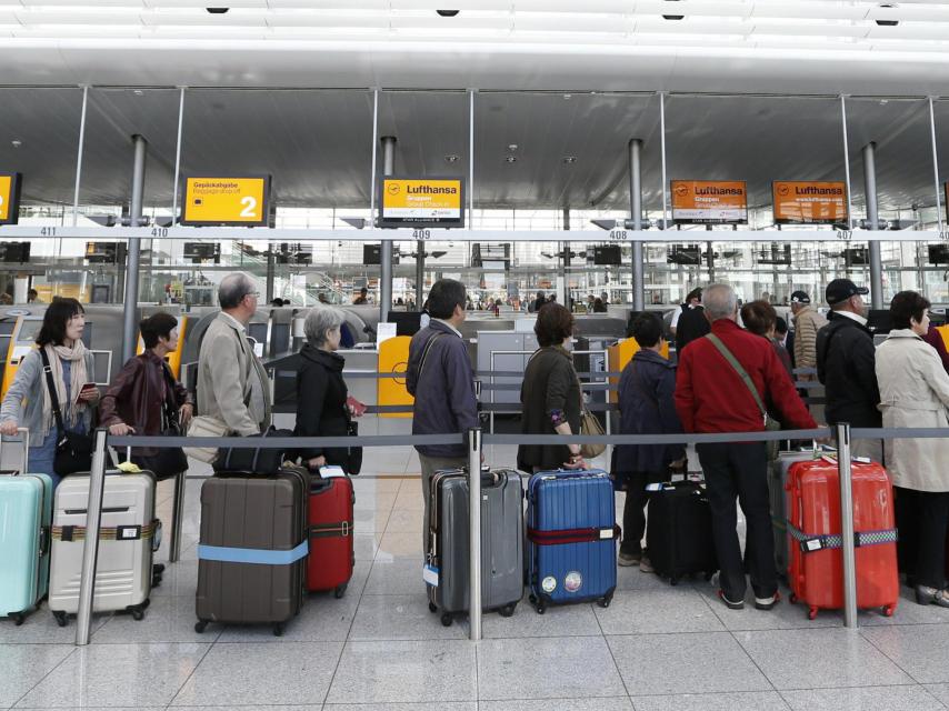 Turistas en el aeropuerto de Munich.