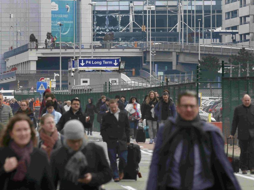 Los viajeros abandonan el aeropuerto de Zaventem