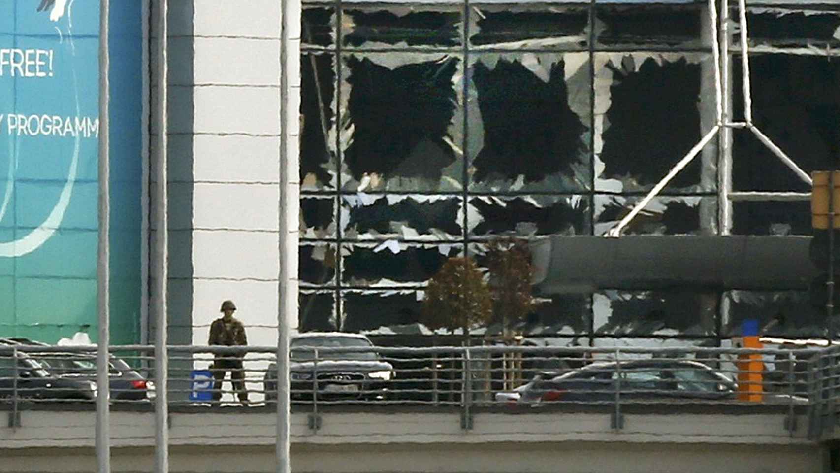 Así quedó la fachada del aeropuerto de Zaventem tras el atentado