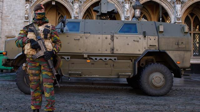 Un militar desplegado en la Grande Place.