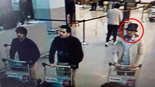 Imagen de los tres presuntos terroristas del atentado de Zaventem. A la derecha, el yihadista huido