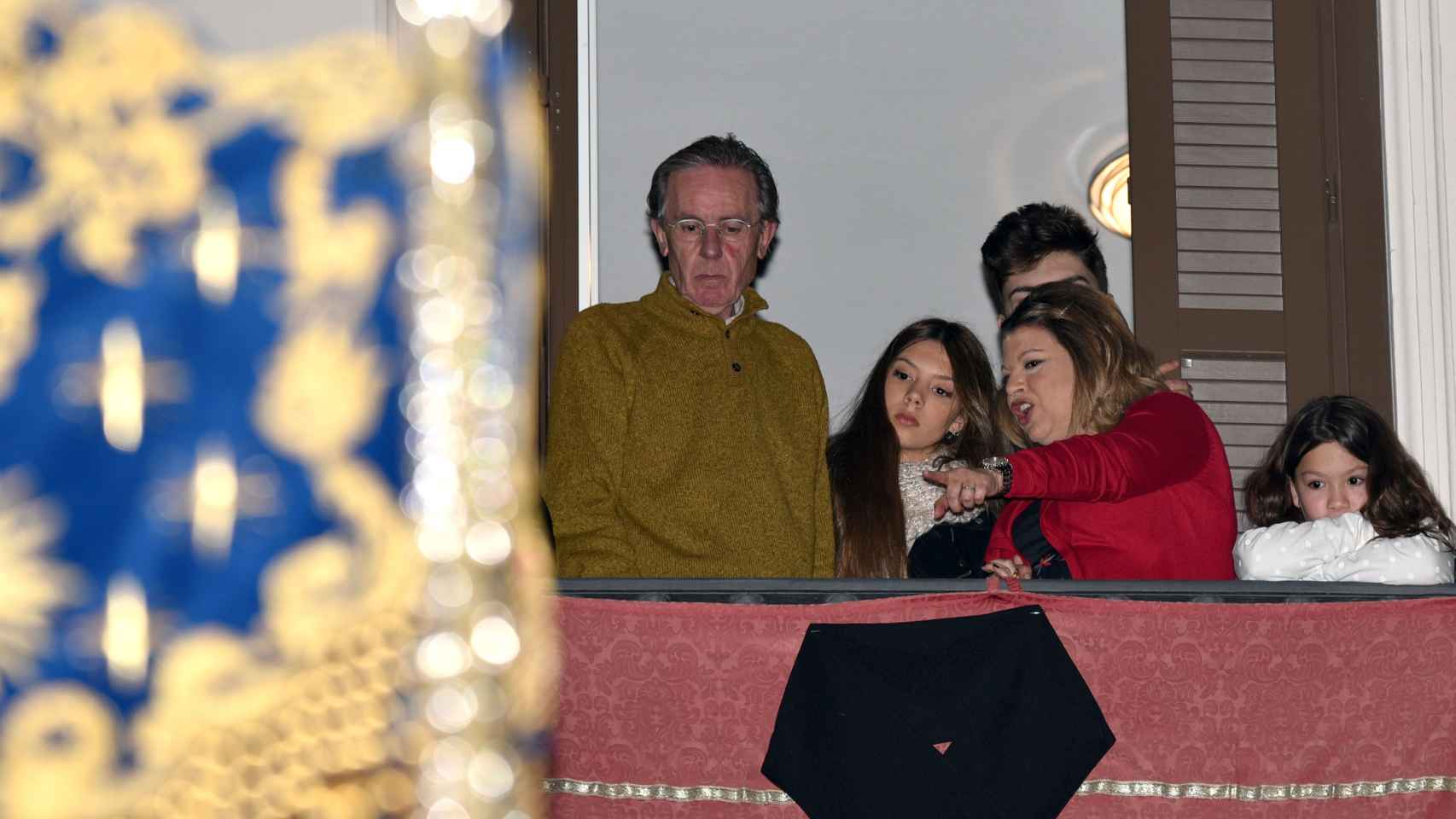 Terelu con su hija Alejandra y unos amigos en el balcón familiar viendo la procesión