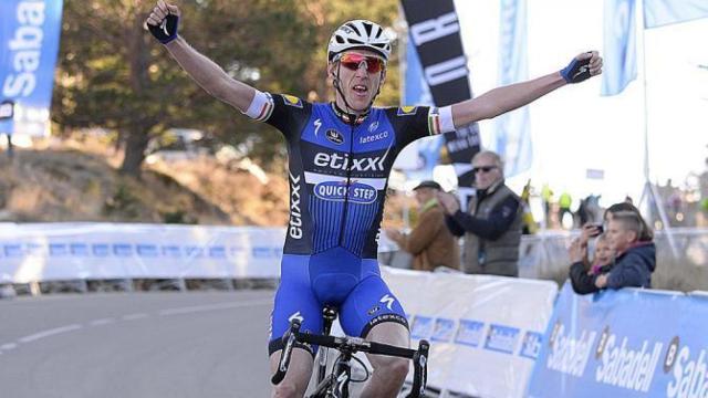 Dan Martin alza los brazos en la meta de La Molina.