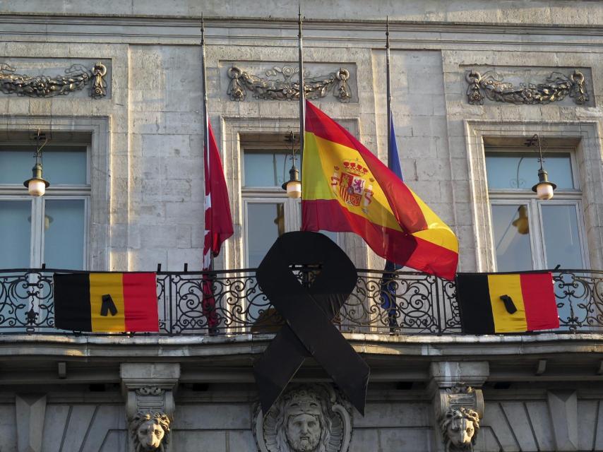 La bandera española a media asta/Paul Hanna/Reuters
