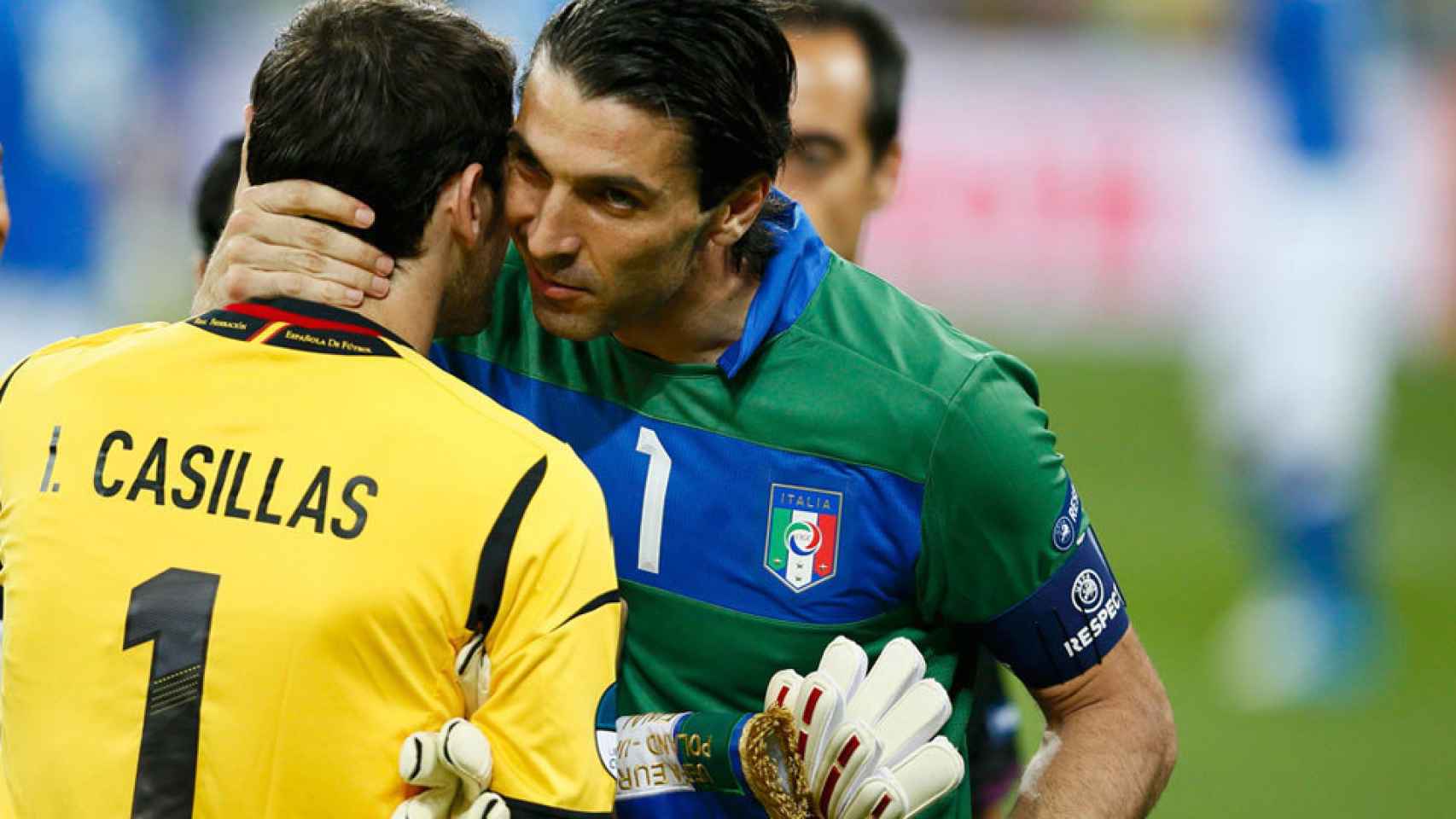 Casillas y Buffon se saludan en un partido entre España e Italia