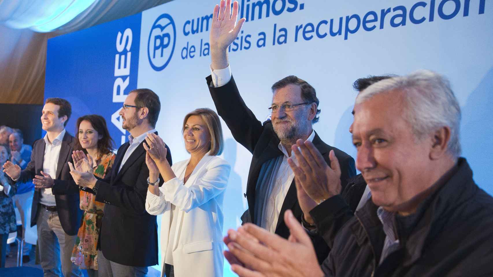 A la derecha, Rajoy, entre Arenas y Cospedal. A la izquierda, Casado, Levy y Maroto.