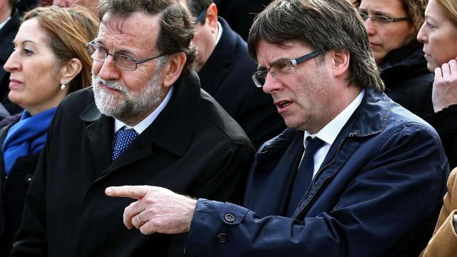 El presidente del Gobierno y el presidente de la Generalitat, este miércoles en el aeropuerto de El Prat