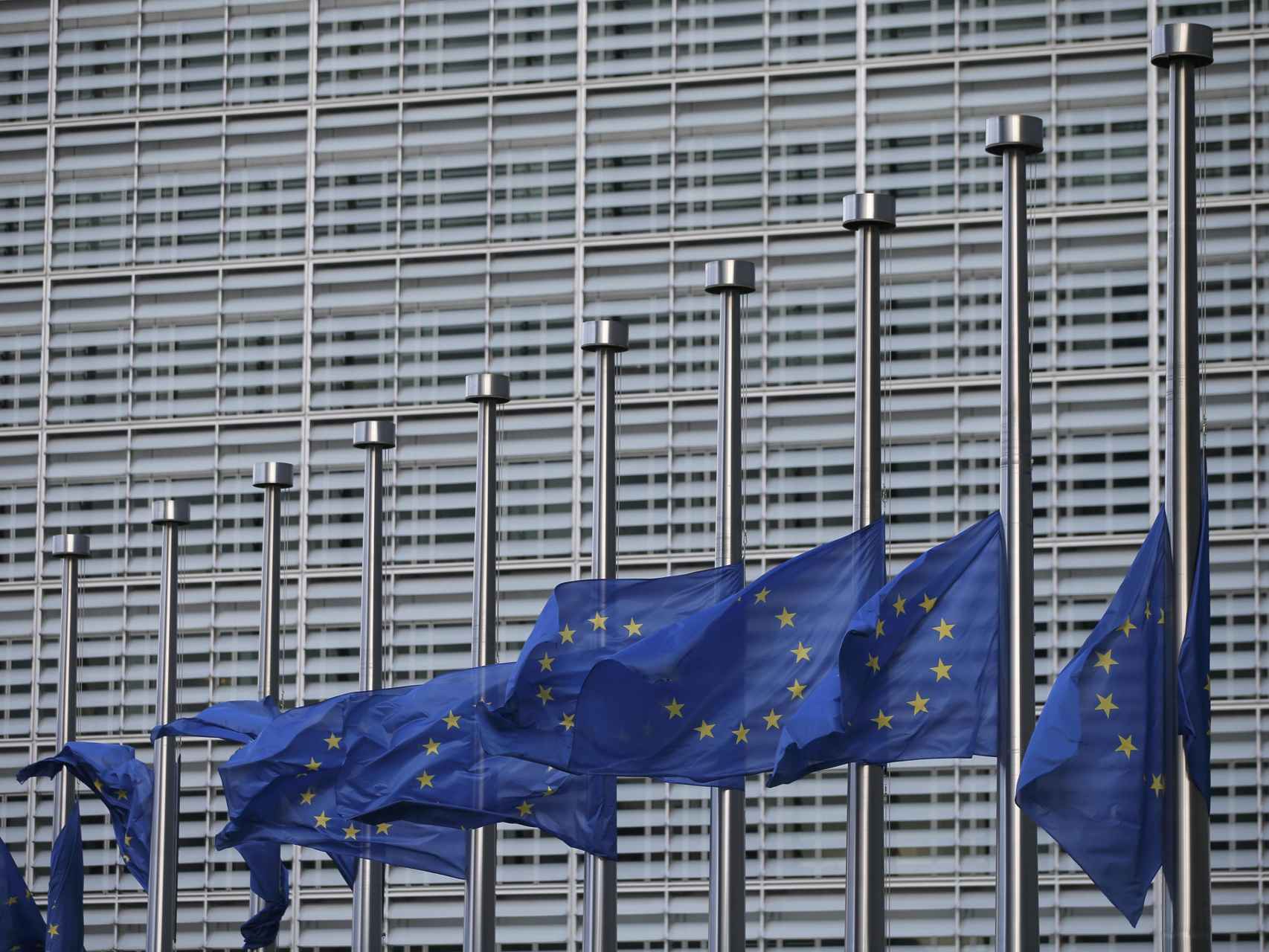 Banderas a media asta en la Comisión Europea.