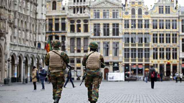 Dos militares vigilan la Grand Place de Bruselas.