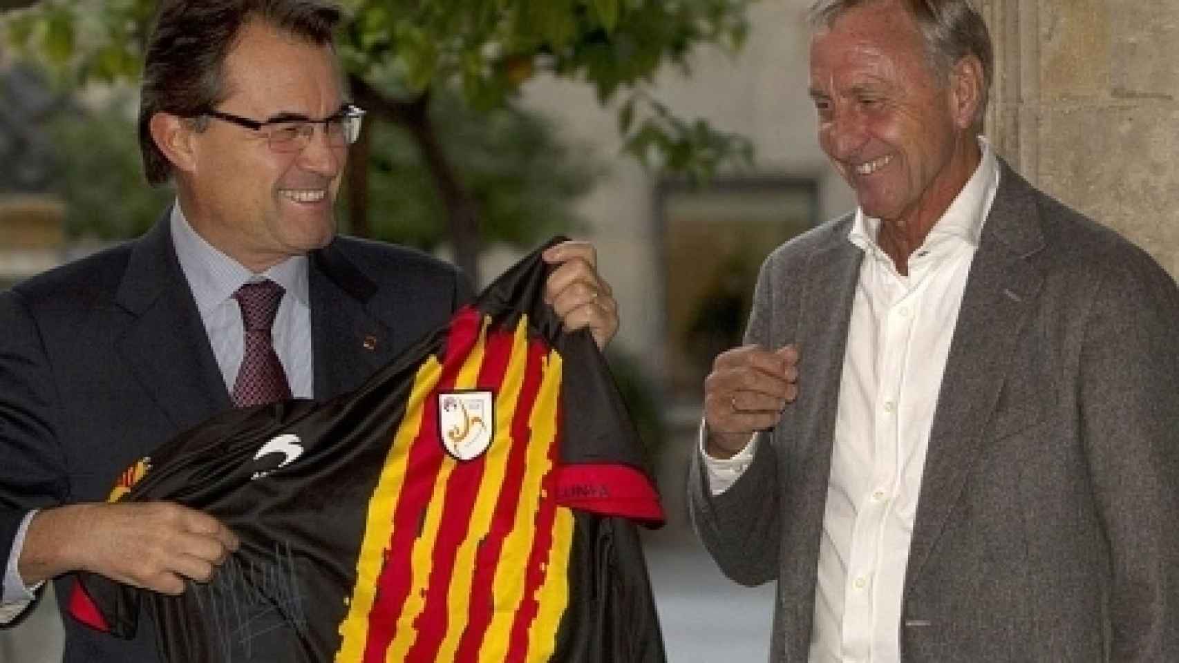 Cruyff entrega a Mas la camiseta de la selección catalana.
