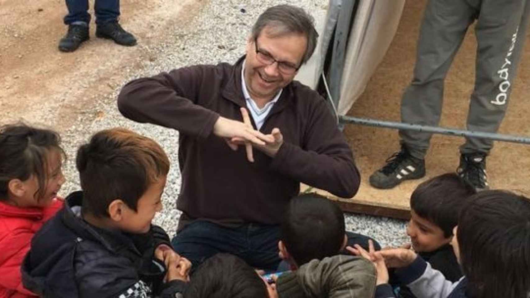 Antonio Miguel Carmona juega con varios niños en el campo de refugiados de Rizona