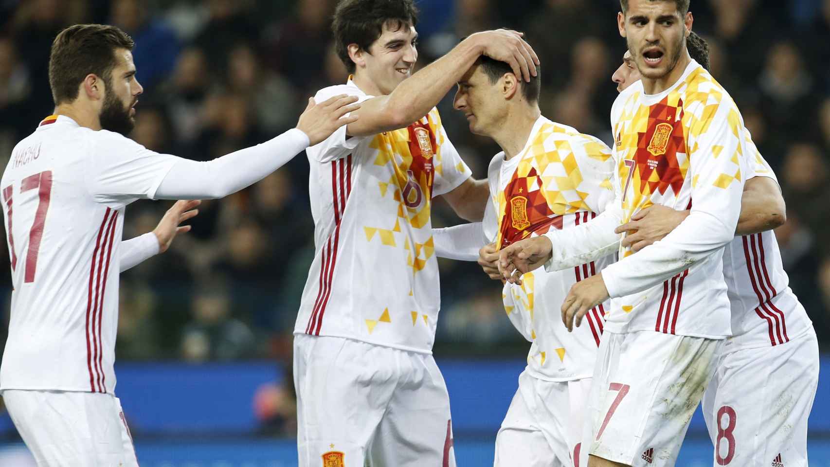 Aduriz celebra el gol con España.