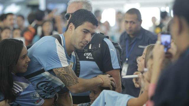 Luis Suárez firma autógrafos en Montevideo.