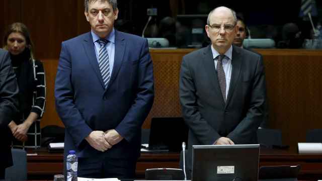 Los ministros del Interior y de Justicia de Bélgica guardan un minuto de silencio durante la reunión de la UE