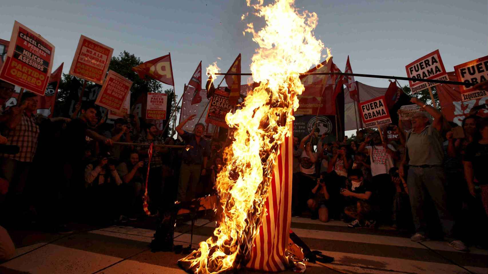 Manifestantes argentinos queman una bandera de EEUU