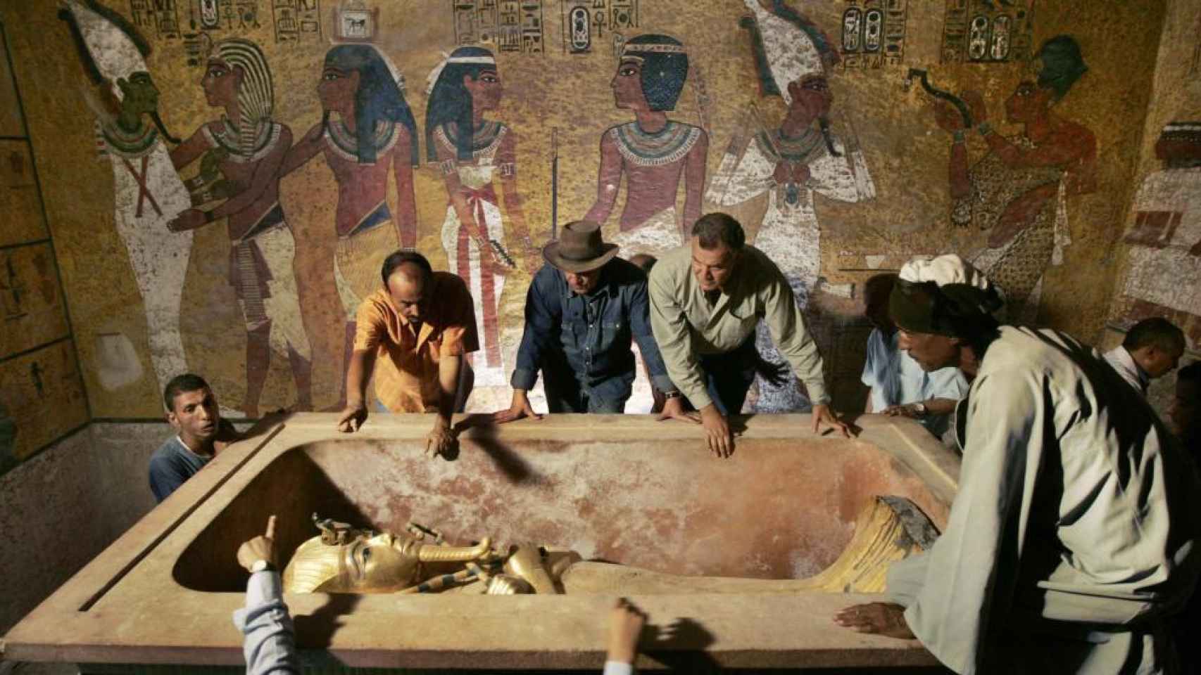 Zahi Hawass en la tumba de Tutankamón.