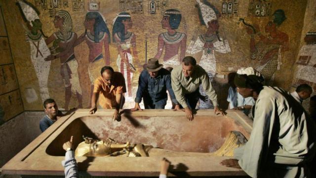 La exploración de la tumba de Tutankamon, coloreada.
