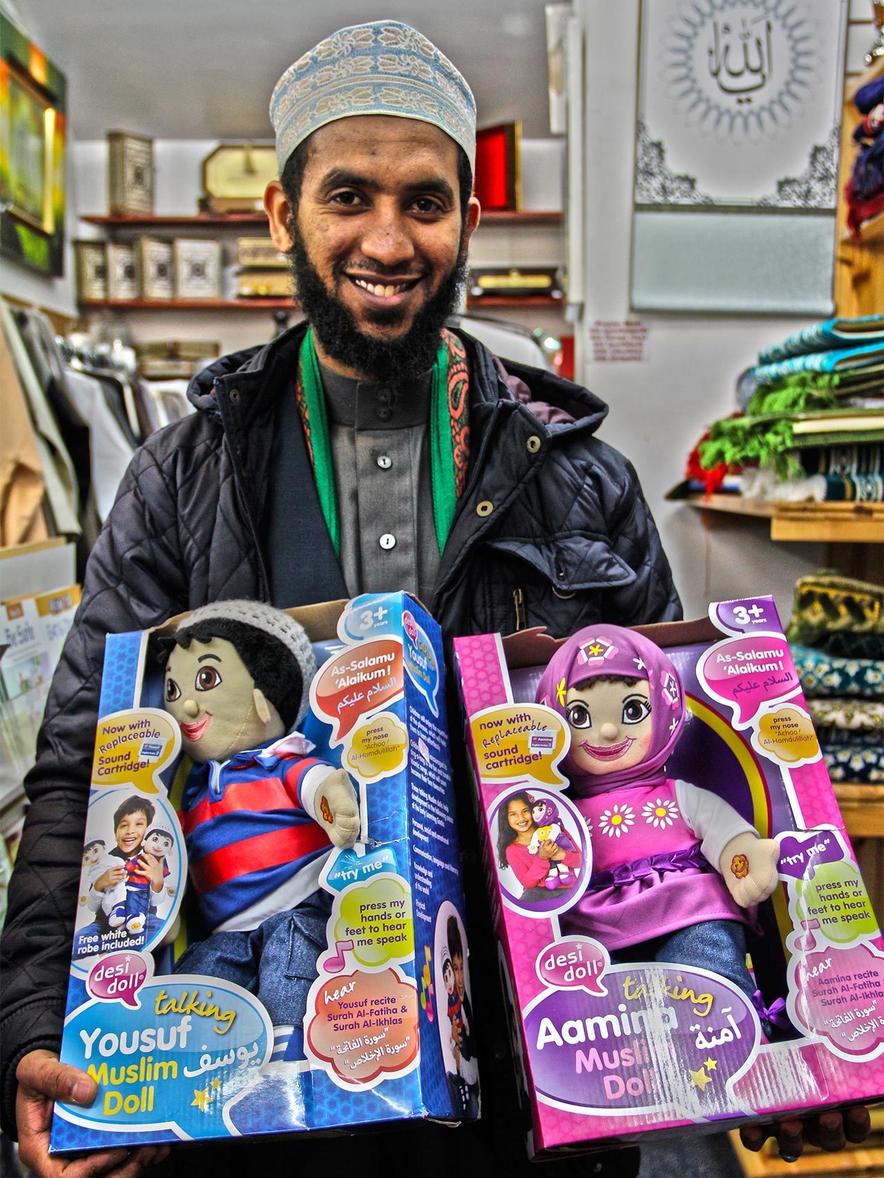 Uthmaan Nureni con sus muñecos.